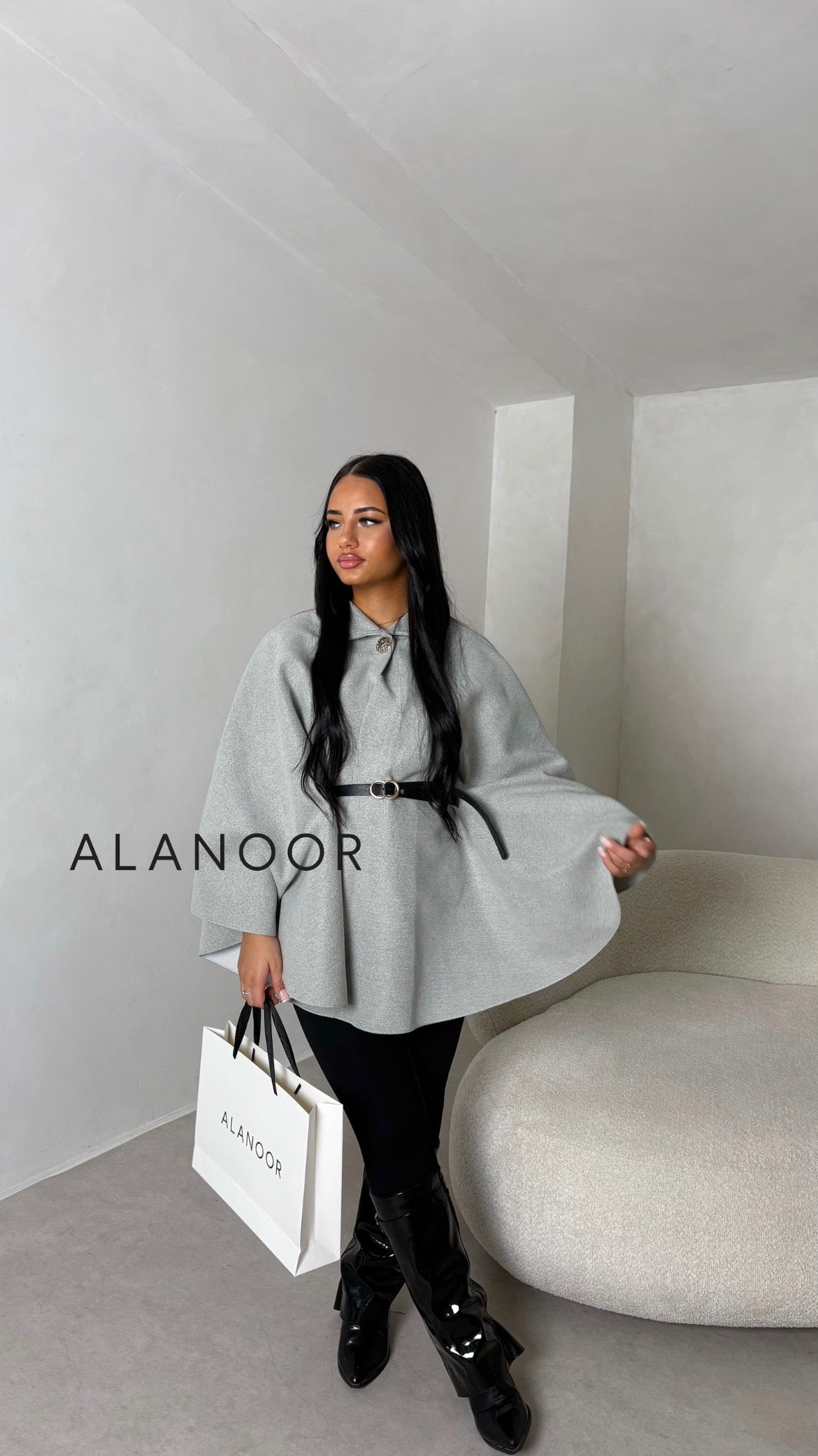 Capa con Cinturón gris