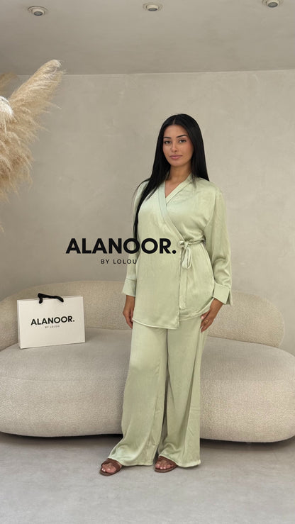 Conjunto dos piezas crepé verde pastel