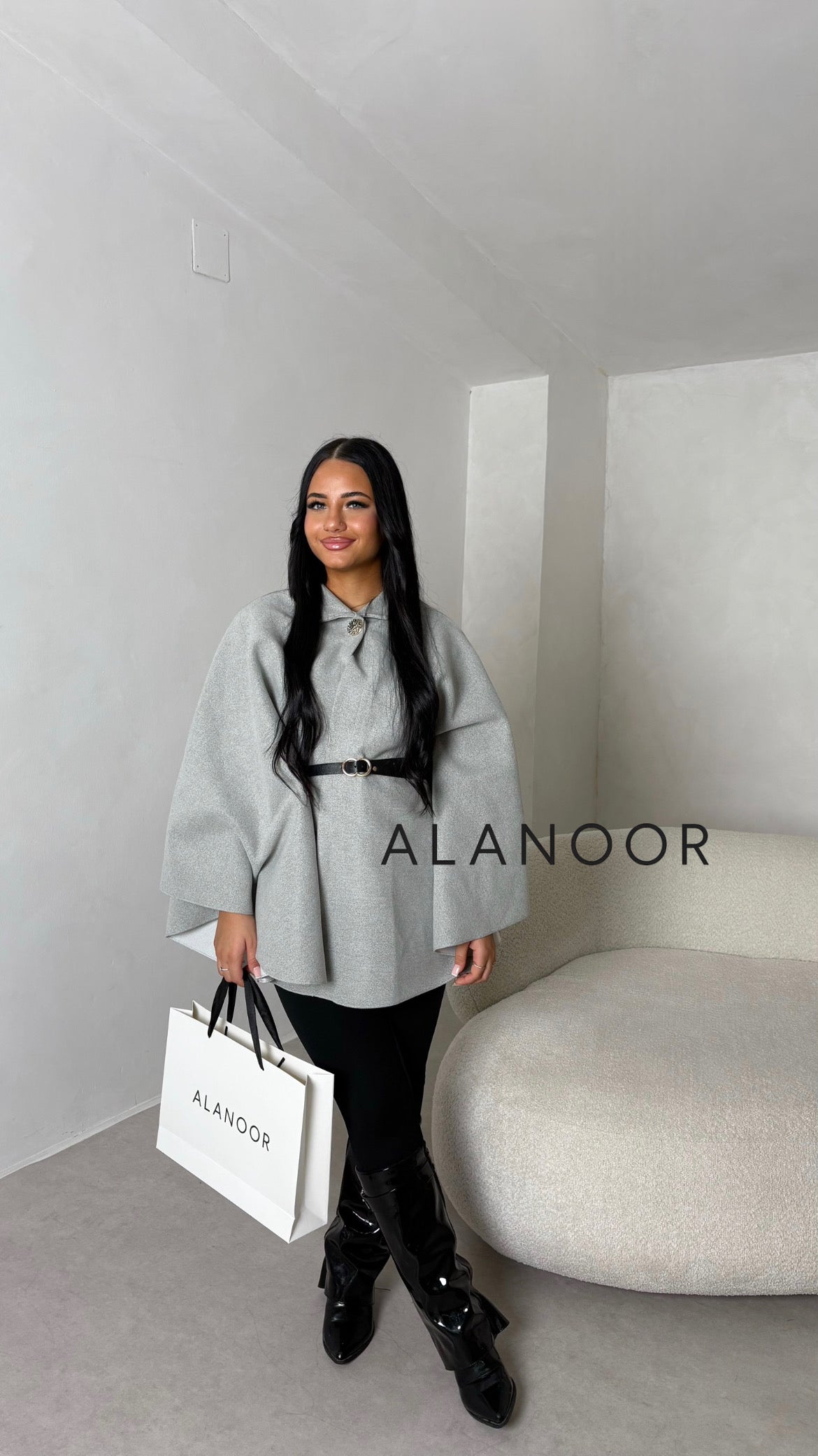 Capa con Cinturón gris